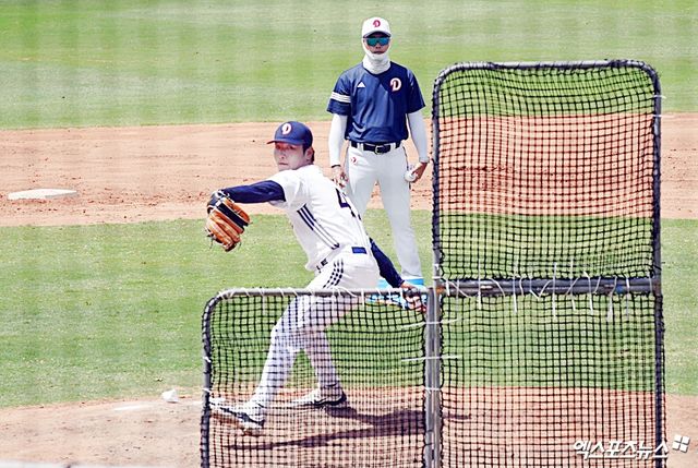 두산 베어스 투수 곽빈이 13일 호주 블랙타운 스프링캠프에서 캠프 첫 라이브 피칭을 소화하고 있다. 블랙타운, 김근한 기자