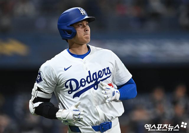 18일 오후 서울 구로구 고척스카이돔에서 열린 '메이저리그 월드투어 서울시리즈 2024' 스페셜 매치 팀 코리아와 LA 다저스의 경기, 3회말 무사 1루 다저스 오타니 쇼헤이가 좌익수 플라이 아웃으로 물러나고 있다. 엑스포츠뉴스 DB