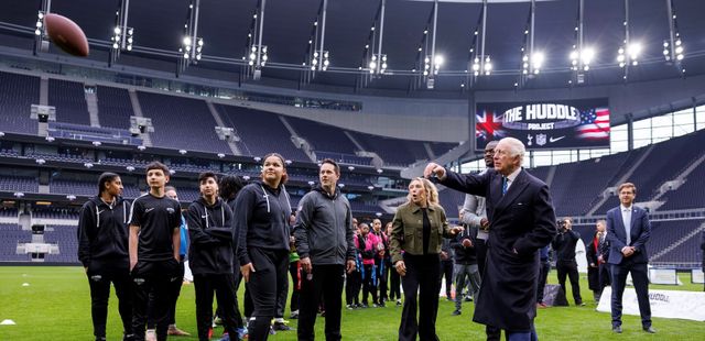 세계적인 선수인 손흥민도 국왕 앞에서는 공손해질 수밖에 없었다. 토트넘 홋스퍼 남자팀의 주장인 손흥민이 토트넘을 대표해 영국의 국왕 찰스 3세를 접견했다. 현지 보도에 따르면 찰스 3세는 지난 12일(한국시간) 토트넘과 미국프로풋볼(NFL)이 후원하는 지역 아동 지원 사업 격려 차원에서 토트넘 홋스퍼 스타디움을 방문했다. 손흥민은 이 자리에서 찰스 3세와 만나 담소를 나눈 뒤 함께 행사에 참석했다. 사진 토트넘