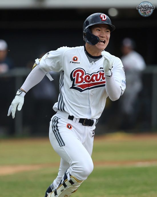 두산 베어스 외야수 전다민이 호주 블랙타운 스프링캠프에서 열린 팀 청백전에 임하고 있다. 두산 베어스
