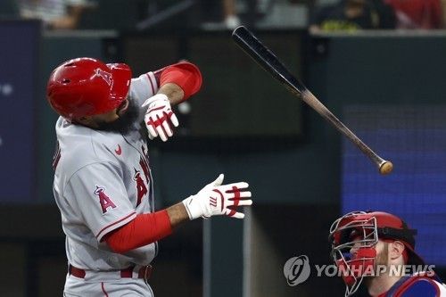 에인절스 내야수 렌던은 두 번째 엉덩이 수술로 장기 결장할 예정이다. 그는 2억 4500만 달러(약 3557억원) 거액을 받고 입단했지만, 부상자 명단에만 12번 오르며 제 몫을 하지 못하고 있다. 연합뉴스 AP