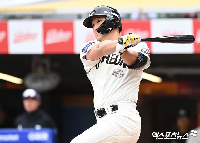 21일 오후 인천SSG랜더스필드에서 열린 '2024 신한 SOL Bank KBO리그' LG 트윈스와 SSG 랜더스의 더블헤더 1차전 경기, 1회말 2사 1,2루 SSG 하재훈이 2타점 2루타를 날리고 있다. 엑스포츠뉴스 DB