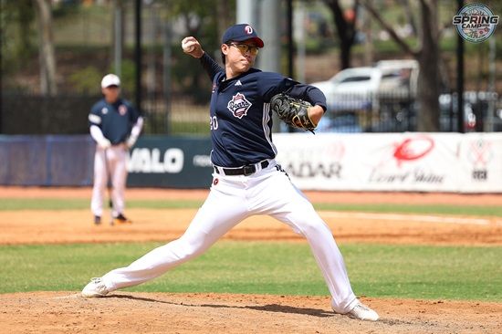 두산 베어스 투수 김유성이 이승엽 감독이 선물한 고글을 쓰고 호주 블랙타운 스프링캠프 첫 라이브 피칭에 임하고 있다. 두산 베어스