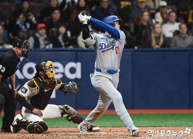 20일 오후 서울 구로구 고척스카이돔에서 열리는 '메이저리그(MLB) 월드투어 서울시리즈 2024' LA 다저스와 샌디에이고 파드리스의 개막전 경기, 8회초 1사 1,2루 다저스 오타니가 1타점 적시타를 때려내고 있다. 엑스포츠뉴스 DB