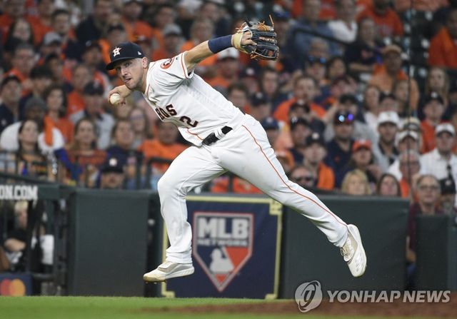 미국프로야구 메이저리그에서 활약 중인 내야수 알렉스 브레그먼이 13일 보스턴 레드삭스와 3년 1억 2000만 달러 계약에 합의했다. 디트로이트 타이거즈, 시카고 컵스 등 여러 팀의 제안을 받았고, 옵트아웃 조항과 평균 연봉을 고려해 보스턴의 제안을 받아들였다. AP 연합뉴스