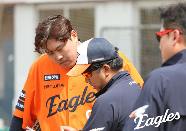 김경문 감독이 이끄는 한화 이글스는 호주 멜버른의 멜버른 볼파크에서 1차 스프링캠프를 진행 중이다. 류현진은 13일 라이브피칭을 소화하며 첫 실전을 가졌다. 한화 이글스