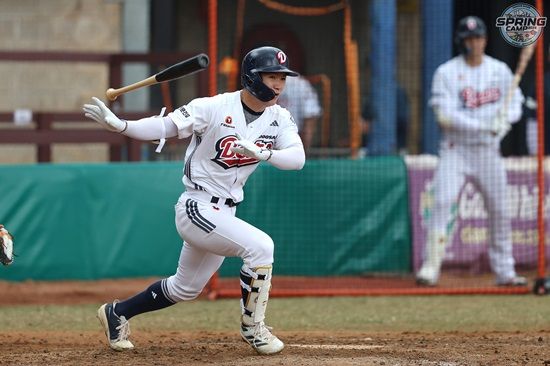 두산 베어스 외야수 전다민이 호주 블랙타운 스프링캠프에서 열린 팀 청백전에 임하고 있다. 두산 베어스