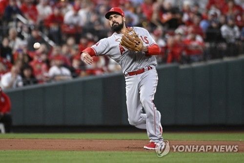 에인절스 내야수 렌던은 두 번째 엉덩이 수술로 장기 결장할 예정이다. 그는 2억 4500만 달러(약 3557억원) 거액을 받고 입단했지만, 부상자 명단에만 12번 오르며 제 몫을 하지 못하고 있다. 연합뉴스 AP