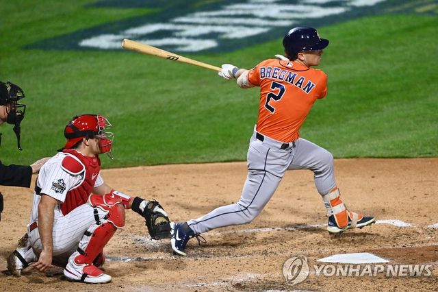 미국프로야구 메이저리그에서 활약 중인 내야수 알렉스 브레그먼이 13일 보스턴 레드삭스와 3년 1억 2000만 달러 계약에 합의했다. 디트로이트 타이거즈, 시카고 컵스 등 여러 팀의 제안을 받았고, 옵트아웃 조항과 평균 연봉을 고려해 보스턴의 제안을 받아들였다. USA투데이스포츠 연합뉴스