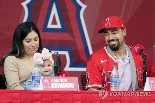 에인절스 내야수 렌던(오른쪽)은 두 번째 엉덩이 수술로 장기 결장할 예정이다. 그는 2억 4500만 달러(약 3557억원) 거액을 받고 입단했지만, 부상자 명단에만 12번 오르며 제 몫을 하지 못하고 있다. 연합뉴스 AP