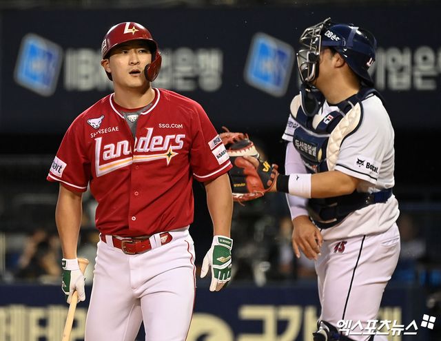 23일 오후 서울 송파구 잠실야구장에서 열린 '2024 신한 SOL Bank KBO리그' SSG 랜더스와 두산 베어스의 경기, 4회초 1사 SSG 하재훈이 루킹삼진을 당한 후 아쉬워하고 있다. 엑스포츠뉴스 DB