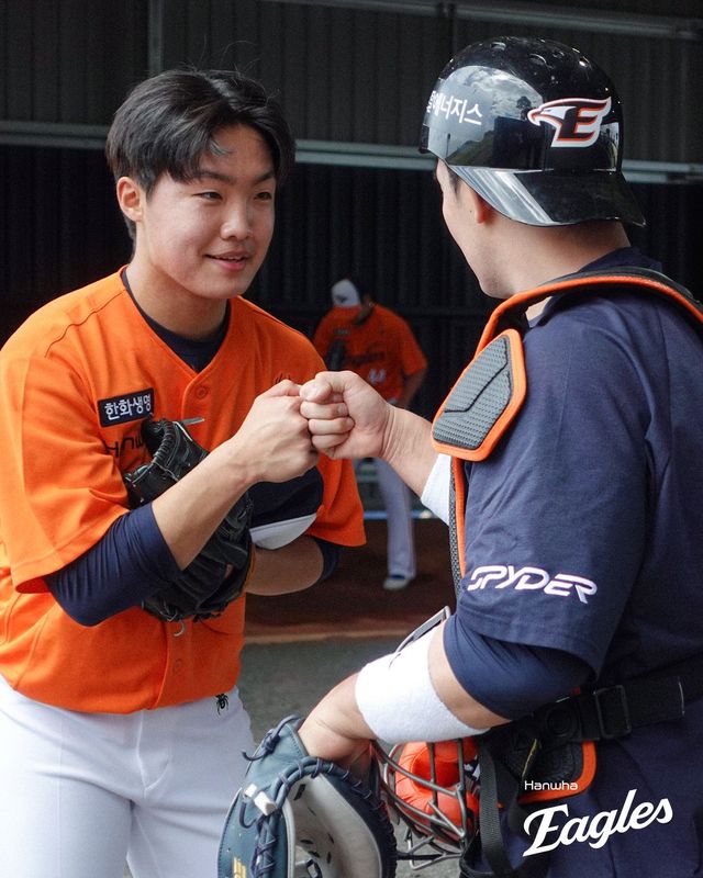 한화 이글스의 1차 스프링캠프가 진행 중인 호주 멜버른의 멜버른 볼파크, 신인 정우주가 불펜 피칭을 마친 뒤 포수 최재훈과 인사하고 있다. 한화 이글스