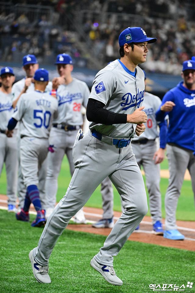 20일 오후 서울 구로구 고척스카이돔에서 열리는 '메이저리그(MLB) 월드투어 서울시리즈 2024' LA 다저스와 샌디에이고 파드리스의 개막전 경기에 앞서 다저스 오타니가 그라운드에 도열하고 있다. 엑스포츠뉴스 DB