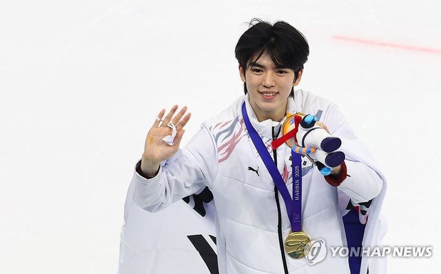 피겨스케이팅 차준환이 13일 중국 하얼빈 헤이룽장 빙상훈련센터 다목적홀에서 열린 2025 하얼빈 동계아시안게임 피겨 남자 싱글에서 금메달을 따냈다. 연합뉴스