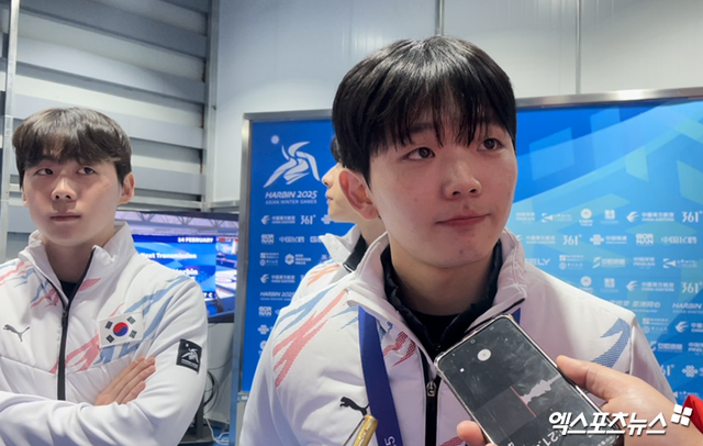왼쪽부터 한국 남자 컬링 대표팀 의성군청 세컨드 김은빈과 스킵 이재범. 14일 중국 하얼빈에서 열린 2025 하얼빈 동계아시안게임 남자 컬링 결승을 마치고 인터뷰하고 있다. 하얼빈, 최원영 기자