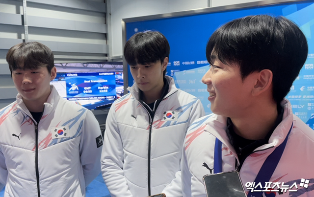 왼쪽부터 한국 남자 컬링 대표팀 의성군청 세컨드 김은빈, 서드 김효준, 스킵 이재범. 14일 중국 하얼빈에서 열린 2025 하얼빈 동계아시안게임 남자 컬링 결승을 마치고 이재범이 동료들을 보며 미소 짓고 있다. 하얼빈, 최원영 기자
