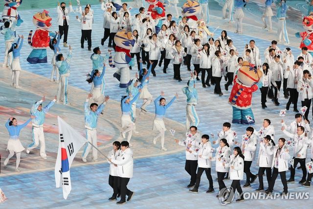 7일 중국 하얼빈 국제 컨벤션 전시 스포츠센터에서 열린 제9회 하얼빈 동계아시안게임 개회식에서 대한민국 선수단이 입장하고 있다. 연합뉴스