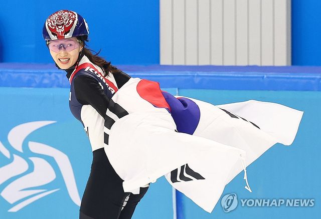 9일 중국 하얼빈 헤이룽장 빙상훈련센터 다목적홀에서 열린 하얼빈 동계아시안게임 쇼트트랙 여자 1000m 결승에서 금메달을 차지한 최민정이 태극기를 두르고 세리머니를 하며 밝게 웃고 있다. 연합뉴스