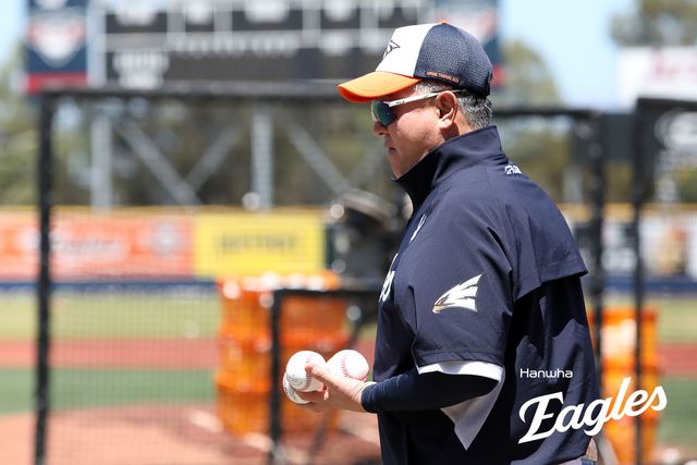 김경문 감독이 이끄는 한화 이글스는 14일 호주 멜버른의 멜버른 볼파크에서 호주 야구 대표팀과 연습경기를 치른다. 한화 김경문 감독이 선수들의 훈련을 지켜보고 있다. 한화 이글스