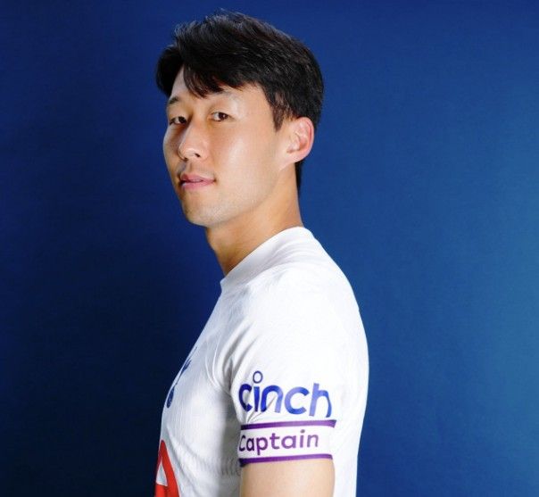 손흥민의 토트넘 홋스퍼(토트넘) 주장직을 박탈해야 한다는 주장이 다시 나왔다. 최근 토트넘에 대한 비판이 많다. 팀이 일주일 사이 리버풀과 애스턴 빌라에게 각각 0-4. 1-2로 패배했다. 그러자 손흥민에게 화살이 몰리고 있다. 이번에는 손흥민의 토트넘 선배인 제이미 오하라가 손흥민에게는 주장 자격이 없다며 손흥민의 주장직을 박탈해야 한다는 목소리를 내고 있다. 사진 토트넘 홋스퍼