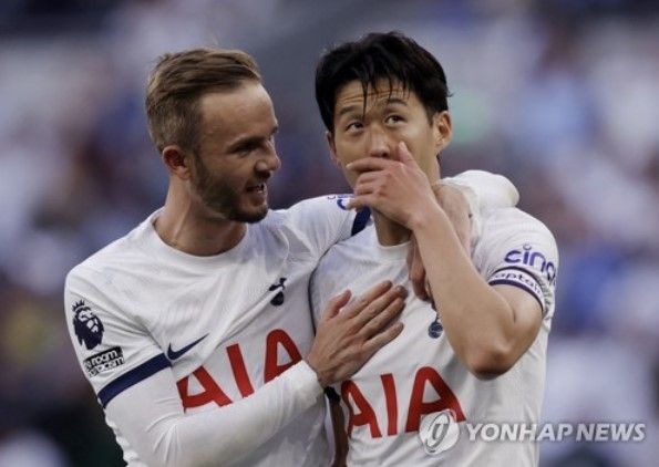 손흥민의 토트넘 홋스퍼(토트넘) 주장직을 박탈해야 한다는 주장이 다시 나왔다. 최근 토트넘에 대한 비판이 많다. 팀이 일주일 사이 리버풀과 애스턴 빌라에게 각각 0-4. 1-2로 패배했다. 그러자 손흥민에게 화살이 몰리고 있다. 이번에는 손흥민의 토트넘 선배인 제이미 오하라가 손흥민에게는 주장 자격이 없다며 손흥민의 주장직을 박탈해야 한다는 목소리를 내고 있다. 사진 연합뉴스