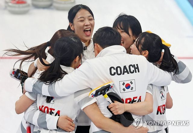14일 중국 하얼빈 핑팡 컬링 아레나에서 열린 2025 하얼빈 동계아시안게임 여자 컬링 결승전 중국과의 경기에서 한국 대표팀이 금메달을 확정한 뒤 기뻐하고 있다. 연합뉴스