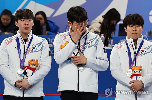 14일 중국 하얼빈 핑팡 컬링 아레나에서 열린 2025 하얼빈 동계아시안게임 남자 컬링 시상식에서 은메달을 차지한 한국 컬링 대표팀이 슬퍼하고 있다. 왼쪽부터 세컨드 김은빈, 리드 표정민, 핍스 김진훈. 연합뉴스