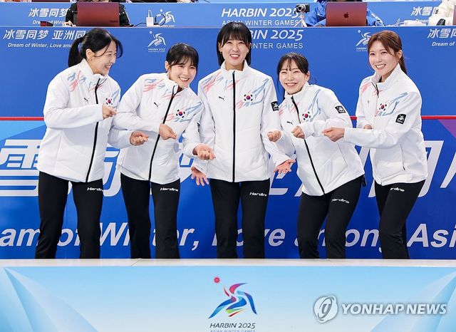 14일 중국 하얼빈 핑팡 컬링 아레나에서 열린 2025 하얼빈 동계아시안게임 여자 컬링 시상식에서 금메달을 획득한 한국 김민지(왼쪽부터), 설예은, 김은지, 김수지, 설예지가 세리머니를 하며 시상대에 오르고 있다. 연합뉴스