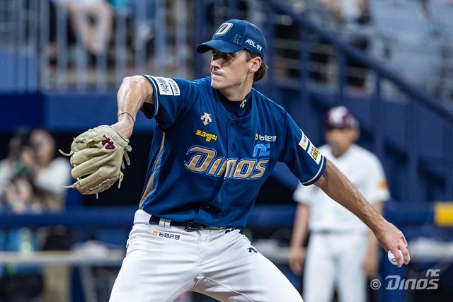 NC 다이노스에서 뛰었던 '골든글러브 수상자' 카일 하트가 미국 메이저리그(MLB) 샌디에이고 파드리스로 이적한다. 샌디에이고 구단은 14일(한국시간) 공식 SNS를 통해 '하트와 2026년에는 구단이 연장 여부를 택할 수 있는 1+1년 계약을 했다' 발표했다. NC 다이노스