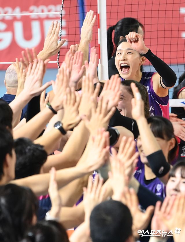 30일 오후 대전 충무체육관에서 열린 ‘도드람 2024-2025 V-리그’ 정관장과 흥국생명의 경기, 이날 경기를 승리로 마친 흥국생명 김연경이 기뻐하고 있다. 엑스포츠뉴스DB