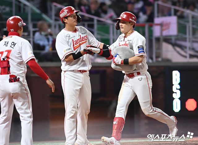11일 오후 인천SSG랜더스필드에서 열린 '2024 신한 SOL뱅크 KBO 리그' 키움 히어로즈와 SSG 랜더스의 경기, 5회말 1사 1루 SSG 최지훈이 홈런을 날린 뒤 세리머니를 하고 있다. 엑스포츠뉴스 DB