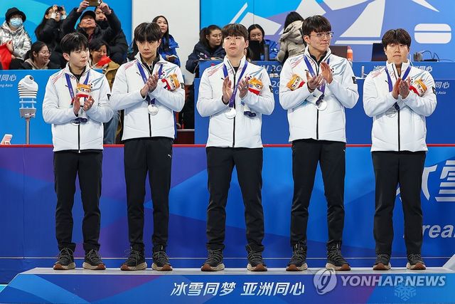 14일 중국 하얼빈 핑팡 컬링 아레나에서 열린 2025 하얼빈 동계아시안게임 남자 컬링 결승에서 은메달을 차지한 한국 컬링 대표팀이 시상식에 임하고 있다. 왼쪽부터 스킵 이재범, 서드 김효준, 세컨드 김은빈, 리드 표정민, 핍스 김진훈. 연합뉴스