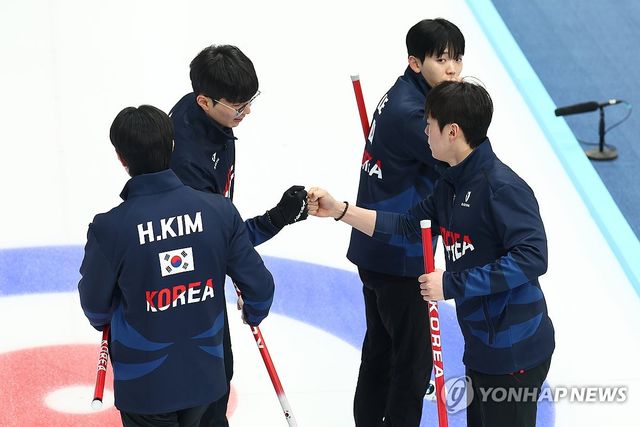 14일 중국 하얼빈 핑팡 컬링 아레나에서 열린 2025 하얼빈 동계아시안게임 남자 컬링 결승 필리핀전에서 한국 선수들이 서로를 격려하고 있다. 연합뉴스