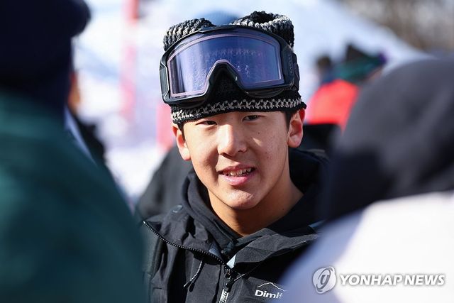 하얼빈 동계아시안게임 스노보드 남자 하프파이프에 출전한 이채운이 13일 중국 야부리 스키리조트에서 취재진과 인터뷰하고 있다. 연합뉴스