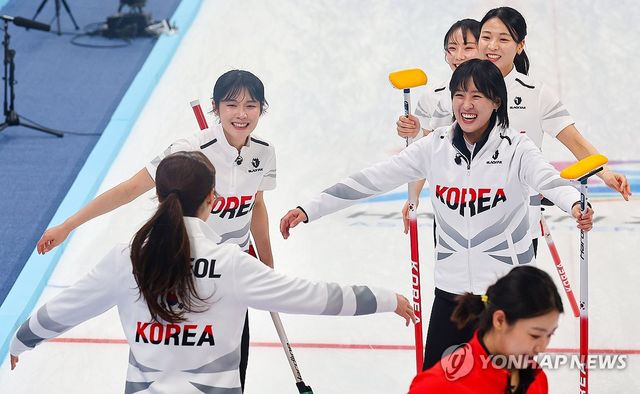 14일 중국 하얼빈 핑팡 컬링 아레나에서 열린 2025 하얼빈 동계아시안게임 여자 컬링 결승전 중국과의 경기에서 한국 대표팀 선수들이 금메달을 확정한 뒤 기뻐하고 있다. 연합뉴스