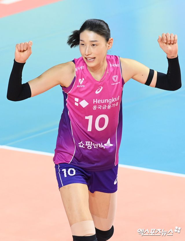 2일 오후 인천 부평구 삼산월드체육관에서 열린 ‘도드람 2024-2025 V-리그’ 흥국생명과 정관장의 경기, 흥국생명 김연경이 득점한 뒤 기뻐하고 있다. 엑스포츠뉴스DB