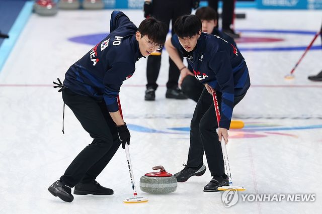 14일 중국 하얼빈 핑팡 컬링 아레나에서 열린 2025 하얼빈 동계아시안게임 남자 컬링 결승 필리핀전에서 리드 표정민(왼쪽)과 서드 김효준이 스위핑하고 있다. 연합뉴스