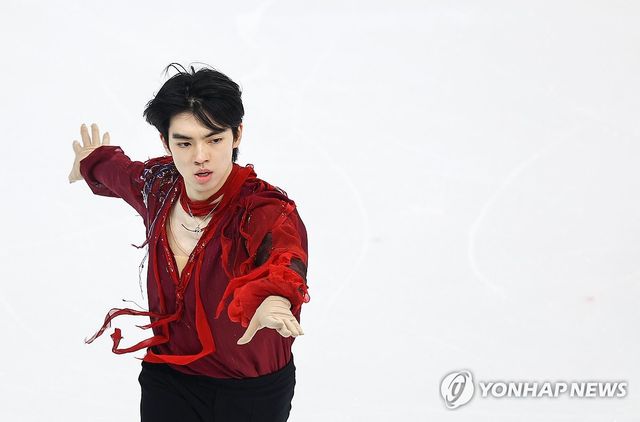 피겨 차준환이 13일 중국 하얼빈 헤이룽장 빙상훈련센터 다목적홀에서 열린 하얼빈 동계아시안게임 피겨 남자 싱글 프리 스케이팅에서 연기를 펼치고 있다. 연합뉴스