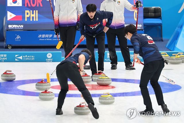 14일 중국 하얼빈 핑팡 컬링 아레나에서 열린 2025 하얼빈 동계아시안게임 남자 컬링 결승 필리핀전에서 한국 선수들이 경기에 임하고 있다. 연합뉴스