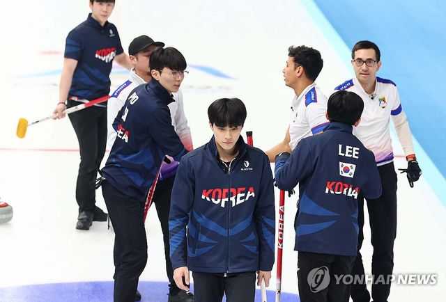 14일 중국 하얼빈 핑팡 컬링 아레나에서 열린 2025 하얼빈 동계아시안게임 남자 컬링 결승 필리핀전에서 패한 한국 선수들이 상대 선수들과 인사하고 있다. 연합뉴스