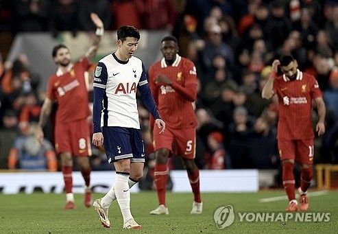 손흥민의 토트넘 홋스퍼(토트넘) 주장직을 박탈해야 한다는 주장이 다시 나왔다. 최근 토트넘에 대한 비판이 많다. 팀이 일주일 사이 리버풀과 애스턴 빌라에게 각각 0-4. 1-2로 패배했다. 그러자 손흥민에게 화살이 몰리고 있다. 이번에는 손흥민의 토트넘 선배인 제이미 오하라가 손흥민에게는 주장 자격이 없다며 손흥민의 주장직을 박탈해야 한다는 목소리를 내고 있다. 사진 연합뉴스