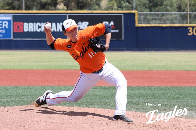 김경문 감독이 이끄는 한화 이글스는 14일 호주 멜버른의 멜버른 볼파크에서 호주 야구 대표팀과 연습경기를 치른다. 육성선수로 입단한 언더핸드 투수 박부성은 첫 연습경기 선발 기회를 잡았다. 한화 이글스