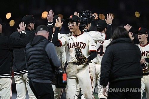 샌프란시스코 외야수 이정후(가운데)는 비시즌 많은 기대를 받고 있다. 다가올 2025시즌에는 뛰어난 콘택 재능을 살려 3번타자로 기용될 가능성도 떠오르고 있다. 연합뉴스 AP