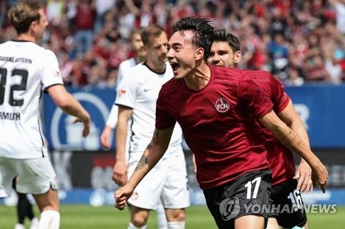 독일 매체 빌트가 15일(한국시간) 대한축구협회가 최근 옌스 카스트로프에게 접촉하고 있다고 보도했다.&nbsp;카스트로프는 독일인 아버지와 한국인 어머니 사이에서 태어난 혼혈 선수다. 연합뉴스