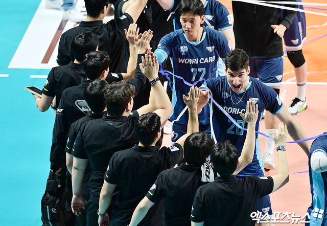 12일 오후 서울 장충체육관에서 열린 ‘도드람 2024-2025 V-리그’ 우리카드와 한국전력의 경기, 우리카드가 한국전력에 세트스코어 3:1(25-19, 19-25, 25-21, 26-24)로 승리했다. 이날 경기에서 승리한 우리카드 선수들이 기뻐하고 있다. 엑스포츠뉴스 DB