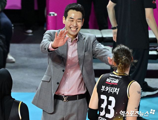 17일 오후 인천 부평구 삼산월드체육관 열린 ‘도드람 2024-2025 V-리그’ 흥국생명과 정관장의 경기, 정관장이 흥국생명에 세트스코어 3:1(25-22, 25-23, 14-25, 25-22)로 승리하며 5연승을 기록했다. 이날 경기에서 승리한 정관장 고희진 감독이 부키리치와 함께 기뻐하고 있다. 엑스포츠뉴스 DB