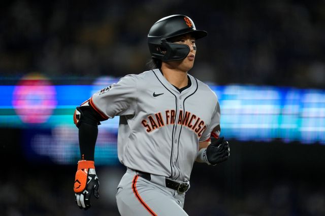 샌프란시스코 자이언츠 외야수 이정후가 빅리그 2년 차 시즌을 준비하고 있는 가운데, 미국에 이어 일본 현지에서 부정적인 전망이 나왔다. 이정후는 팀의 목표 달성을 위해 돕고 싶다고 전하면서 2025시즌 활약을 다짐했다. AP 연합뉴스