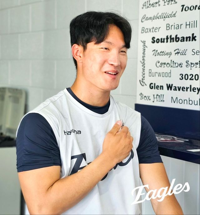 김경문 감독이 이끄는 한화 이글스는 호주 멜버른의 멜버른 볼파크에서 1차 스프링캠프를 치르고 있다. 투수 김도빈이 인터뷰를 하고 있다. 한화 이글스