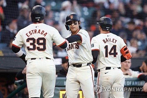 샌프란시스코 외야수 이정후(가운데)는 비시즌 많은 기대를 받고 있다. 다가올 2025시즌에는 뛰어난 콘택 재능을 살려 3번타자로 기용될 가능성도 떠오르고 있다. 연합뉴스 AFP