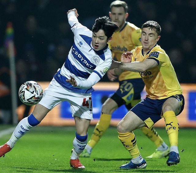 양민혁이 잉글랜드 무대 첫 선발 및 공격 포인트를 기록했다. 양민혁은 15일(한국시간) 영국 런던에 위치한 로프터스 로드에서 열린 2024-2025시즌 잉글랜드 풋볼리그(EFL) 챔피언십(2부) 33라운드 더비 카운티전서 2-0으로 앞서던 후반 12분 환상적인 도움을 기록했다. 소속팀 퀸즈 파크 레인저스는 더비를 4-0으로 꺾고 리그 11위에 올랐다. QPR